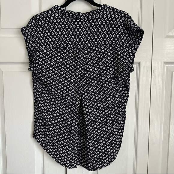 Jachs Girlfriend NY Womens Navy Geo Top Sz M Button-Up Geometric Pockets Aztec - Picture 3 of 10